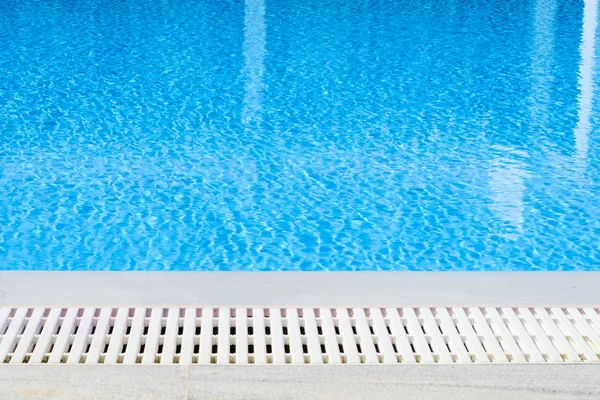 Rand des Schwimmbadüberlaufs — Stockfoto