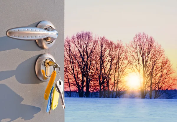Öppna dörren solnedgång i vinter — Stockfoto