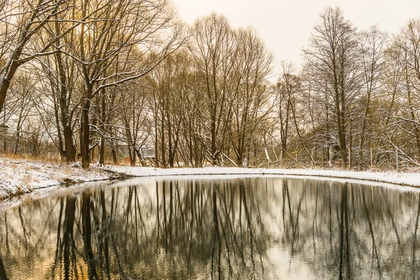 Lagoa não congelada no inverno — Fotografia de Stock