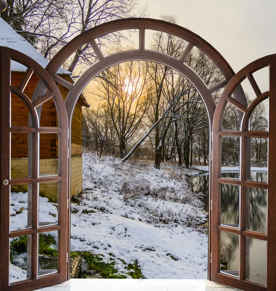 Öppna välvd dörr med utsikt över naturlandskapet — Stockfoto