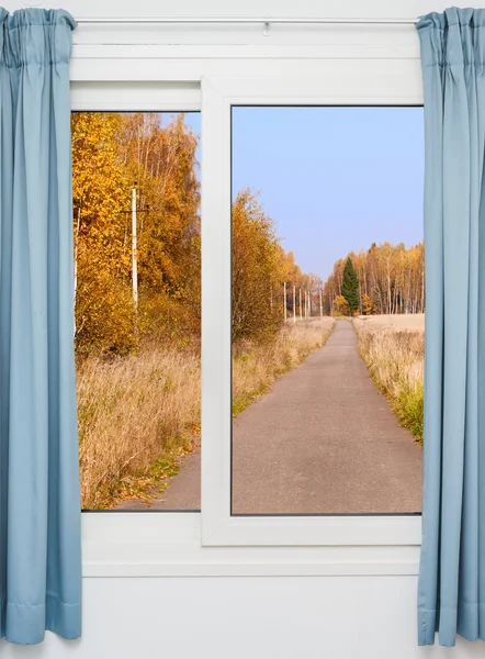 Visa från fönstret på vägen och Höstlandskap — Stockfoto