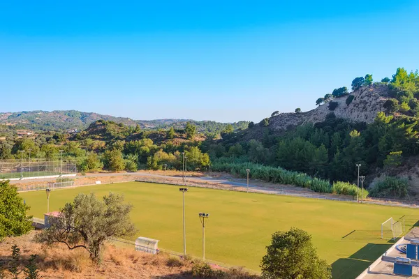 Fotbollsplan på Greklands ö i bergen — Stockfoto
