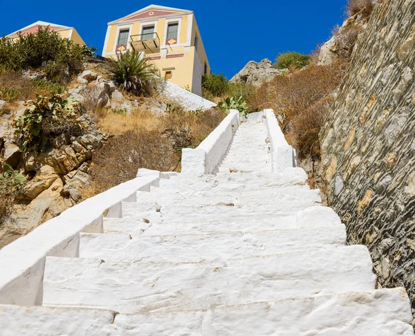 Escalera blanca que sube la colina hasta la casa —  Fotos de Stock