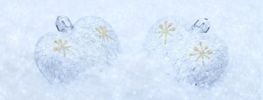 bir arka plan üzerinde Noel süsleri parlak kar