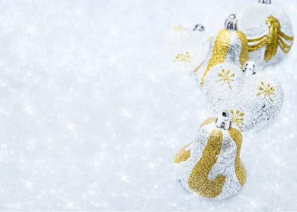 Decorazioni natalizie su uno sfondo di neve brillante — Foto Stock