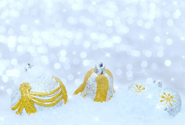 Decoraciones navideñas sobre un fondo de nieve brillante —  Fotos de Stock