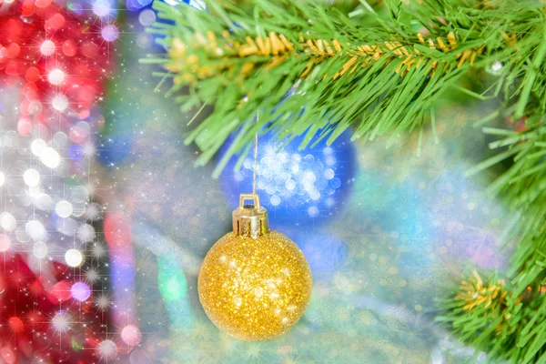 Kerstversiering opknoping op een naaldboom met glitters, — Stockfoto