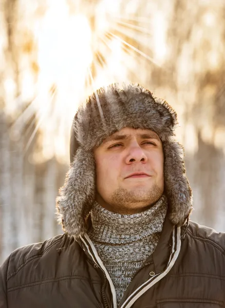 Человек в меховой зимней шапке — стоковое фото