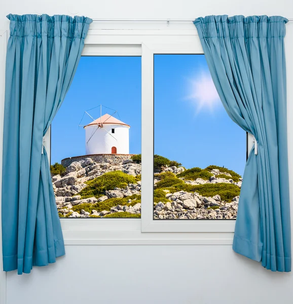Paisagem da natureza com vista através de uma janela com cortinas — Fotografia de Stock
