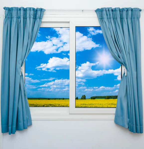 Naturlandschaft mit Blick durch ein Fenster mit Vorhängen — Stockfoto