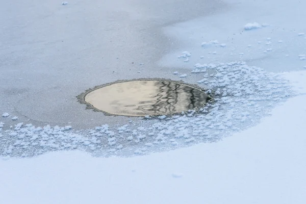 Lagoa não congelada no inverno — Fotografia de Stock