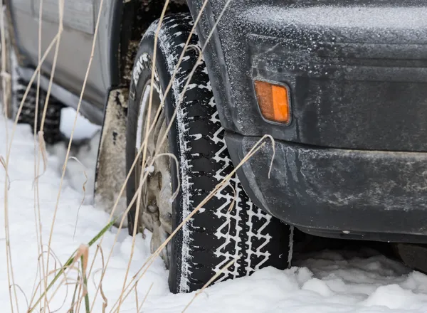 Wheel in deep winter snow snowbank — Stock Photo, Image