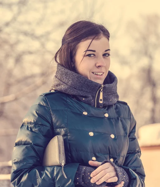 Portrait de jeune fille brune en veste — Photo