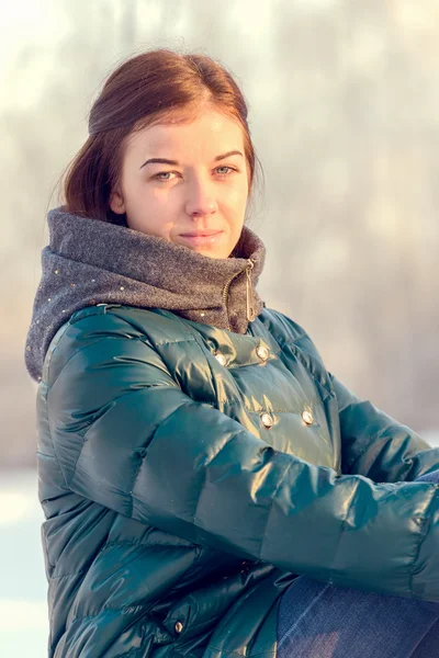 Portrét mladé brunetky dívka v bundě — Stock fotografie