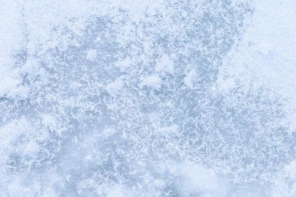 Fundo gelo na lagoa congelada com flocos de neve forma abstrata — Fotografia de Stock