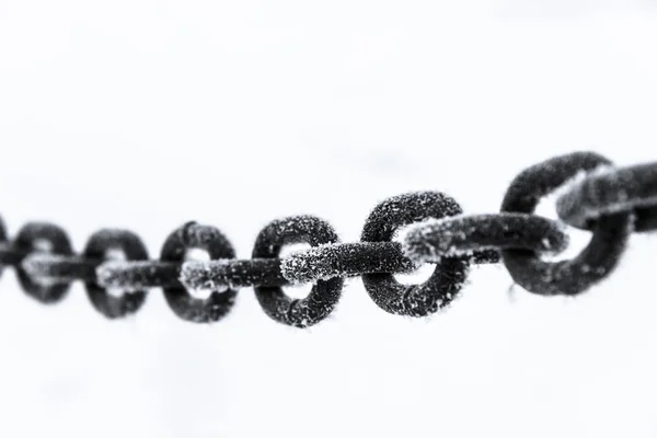 Alte rostige Eisenkette auf schneebedecktem Frost — Stockfoto