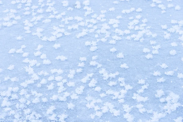 雪片の抽象的な形で凍った池の上の背景の氷 — ストック写真