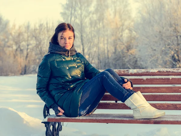Portret van jong brunette meisje in jas — Stockfoto