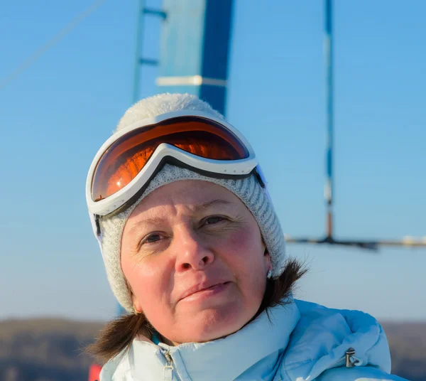 Średnim wieku brunetka na zboczu wzgórza w WPR i narciarskie gogle — Zdjęcie stockowe