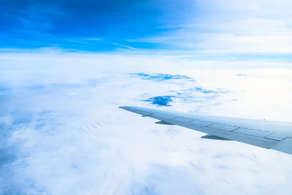 Vista del ala de un avión a través de la ventana — Foto de Stock