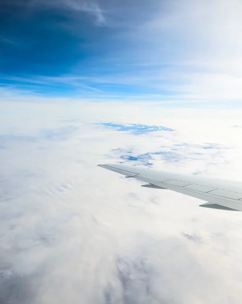 Vista del ala de un avión a través de la ventana — Foto de Stock