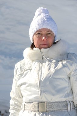kadın Ski uygun arka plan Dağları üzerinde