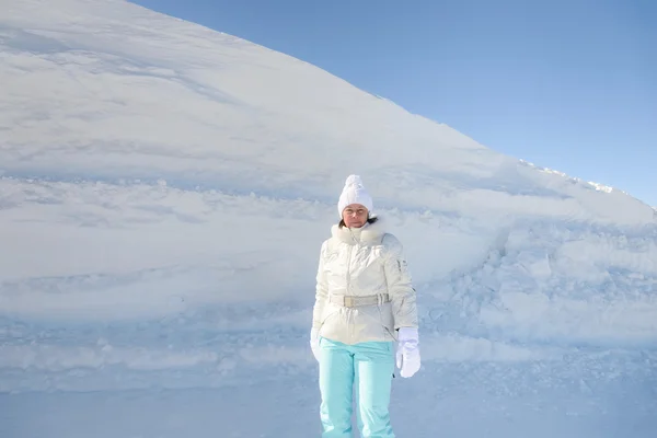 Wanita dalam setelan ski di latar belakang pegunungan — Stok Foto