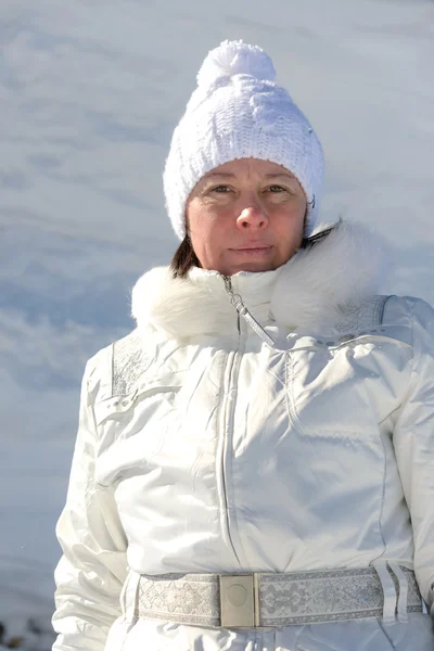 Femme en costume de ski sur fond de montagnes — Photo