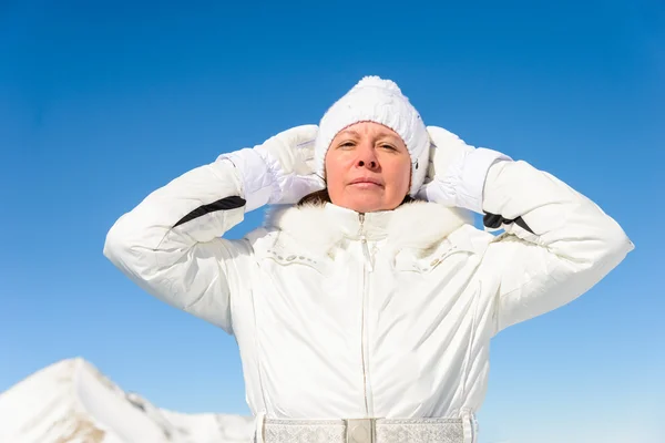 Femme en costume de ski sur fond de montagnes — Photo
