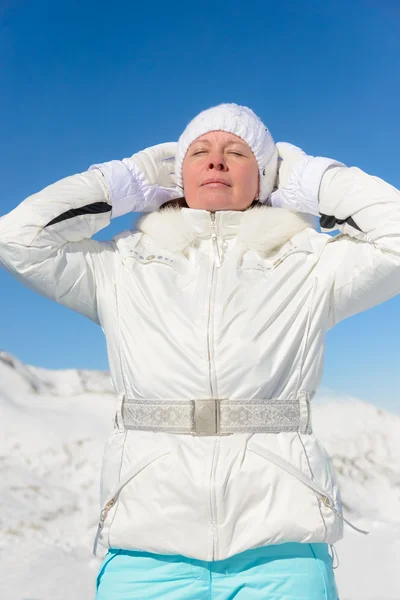 Nő a ski alkalmaz egy háttér-hegység — Stock Fotó