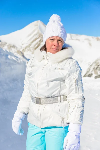Frau im Skianzug vor Bergkulisse — Stockfoto