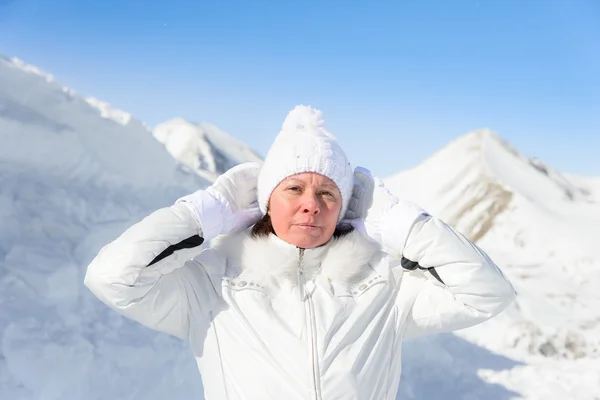 在滑雪中的女子身着西装山背景 — 图库照片