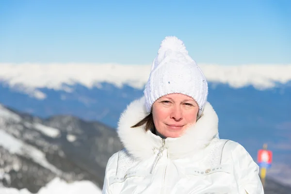 Femme en costume de ski sur fond de montagnes — Photo