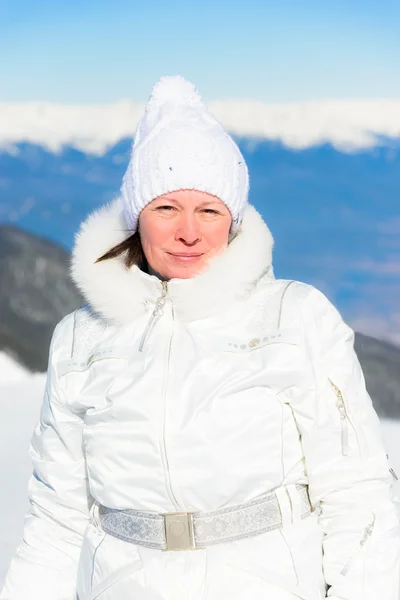 Femme en costume de ski sur fond de montagnes — Photo