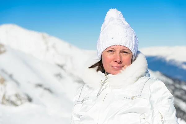 Woman in ski suit on a background of mountains — Stock Photo, Image