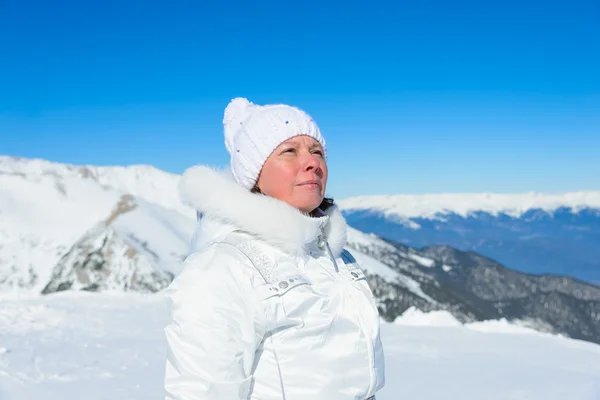 Kobieta w narciarskich garnitur na tle gór — Zdjęcie stockowe