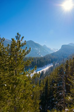 dağ manzarası ile mavi berrak gökyüzü güneşli kış soğuk günde.