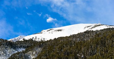 Mavi açık sk ile güneşli kış soğuk günde dağ manzarası