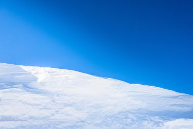 büyük kar Brandası saf beyaz kar Rüzgar tarafından oluşturulmuş