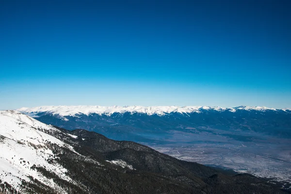 Górskiej w słoneczny zimowy mroźny dzień niebieski jasny sk — Zdjęcie stockowe
