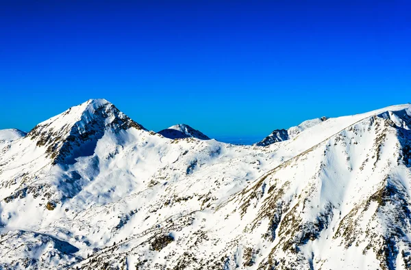 Paysage hivernal de montagnes enneigées Pirin — Photo