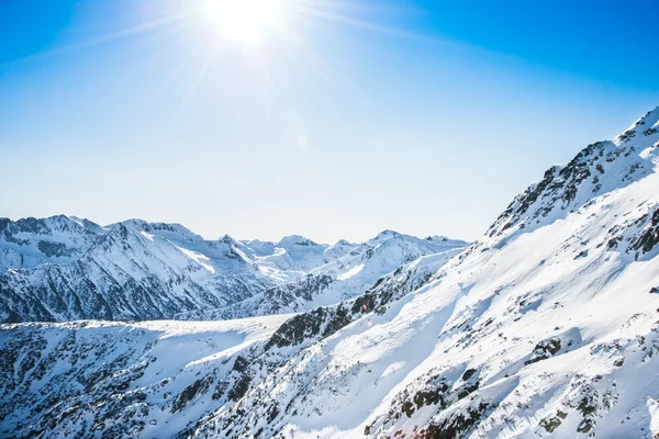 Paisaje montañoso invernal contra el cielo azul. Picos de Pirin M — Foto de Stock