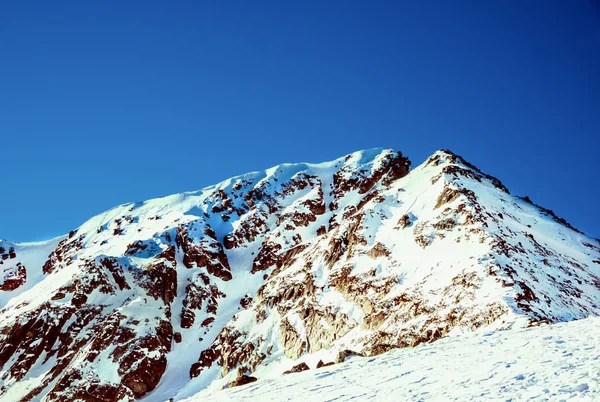 雪の冬の風景帽をかぶった山々ピリン — ストック写真