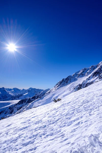 冬季山地景观映衬在蓝天。皮林山米的山峰 — 图库照片