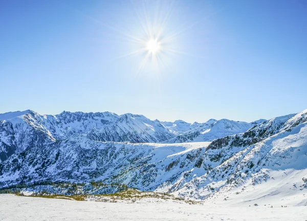 Zimní horské krajiny proti modré obloze. vrcholy pirin m — Stock fotografie