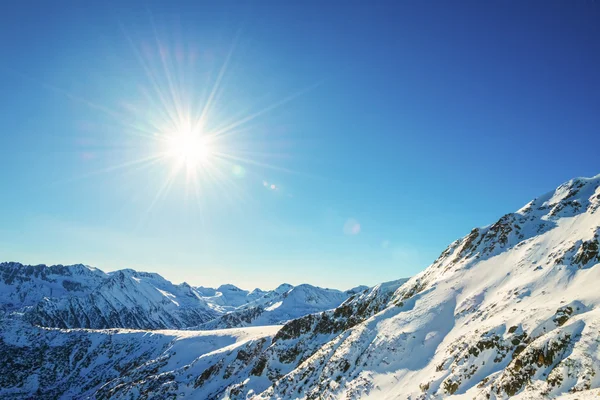 Paisagem de montanha de inverno contra o céu azul. Picos de Pirin M — Fotografia de Stock