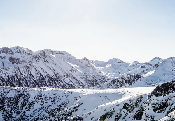 Kar kaplı dağların kış manzarası Pirin — Stok fotoğraf