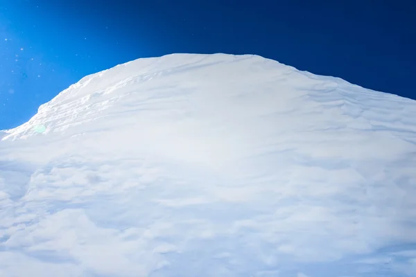 Groot sneeuw hummock van zuivere witte sneeuw gemaakt door wind — Stockfoto