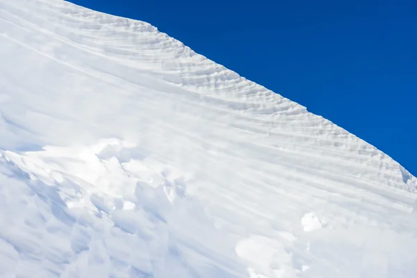 大きな雪風によって作成された真っ白な雪のハンモック — ストック写真