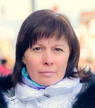 esmer orta yaşlı bir kadın şık beyaz kürk ceket ho